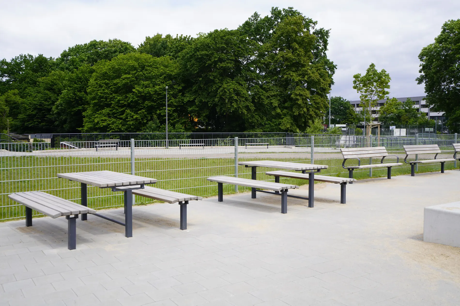 Stadtmobiliar für jeden Anlass – das Tarpenbeker Ufer in Hamburg-Niendorf