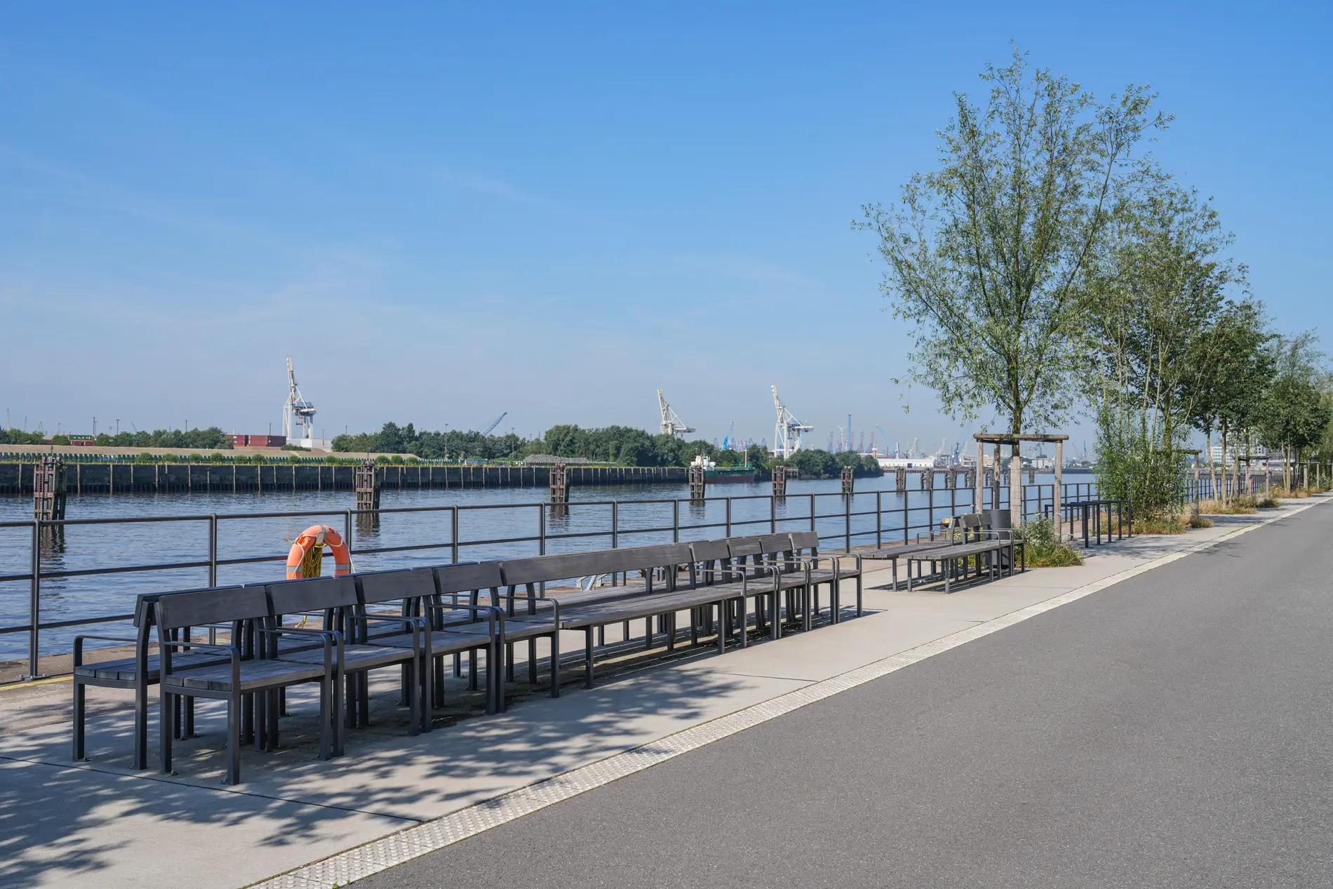 Auszeit mit Blick auf die Elbe – die Promenade am Kirchenpauerkai