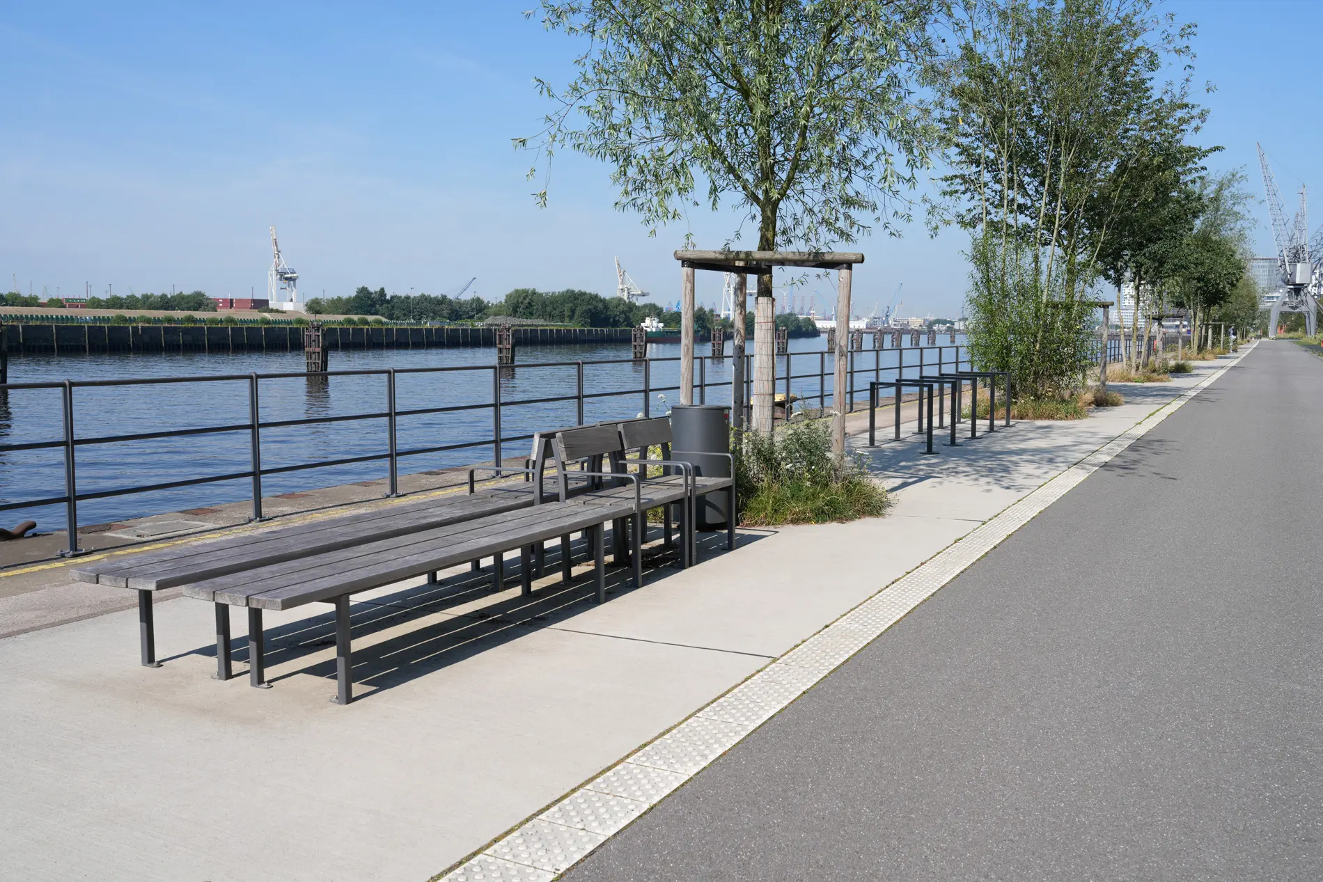 Auszeit mit Blick auf die Elbe – die Promenade am Kirchenpauerkai