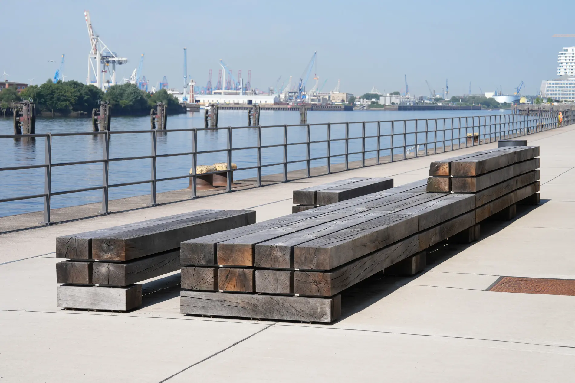 Auszeit mit Blick auf die Elbe – die Promenade am Kirchenpauerkai