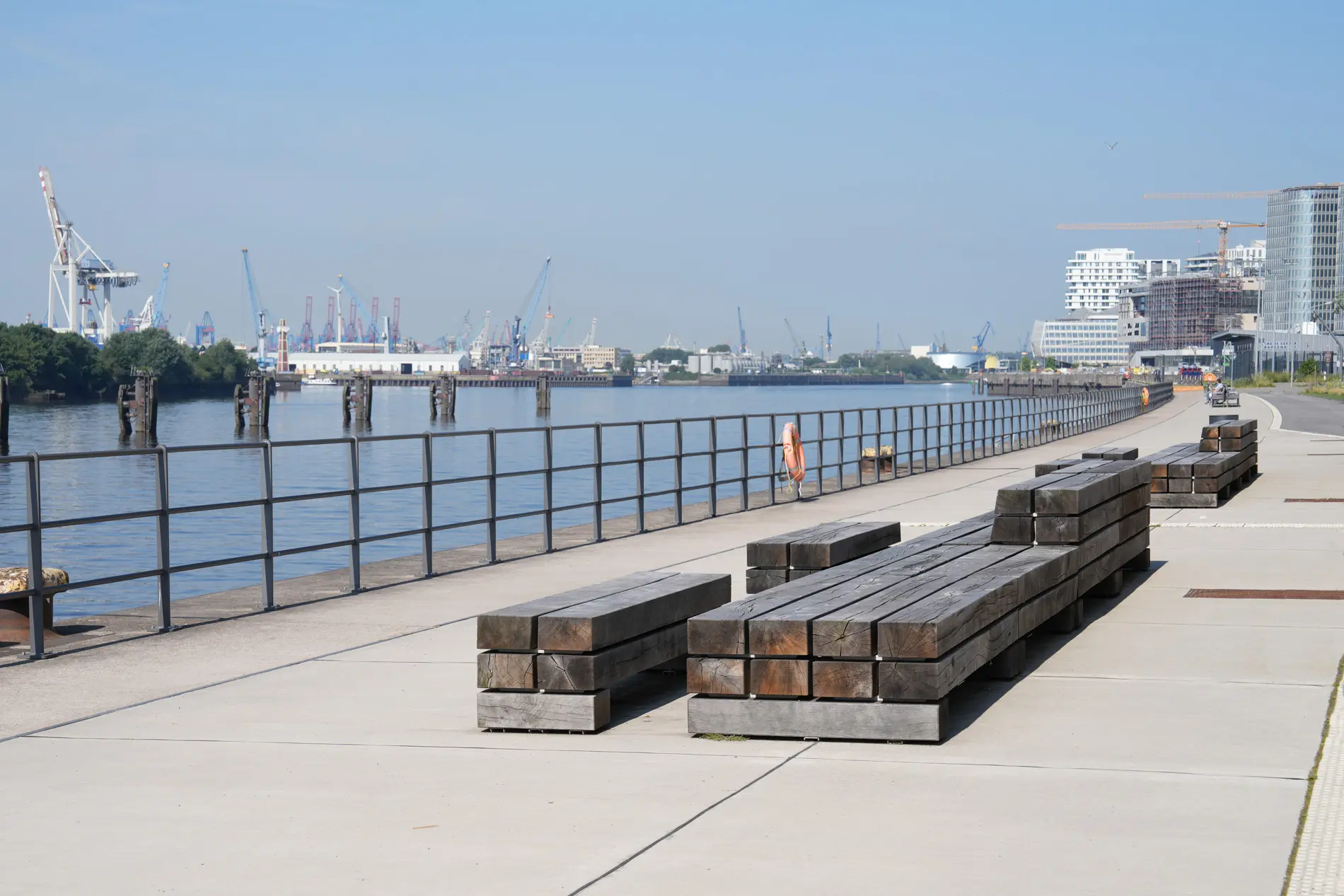 Auszeit mit Blick auf die Elbe – die Promenade am Kirchenpauerkai
