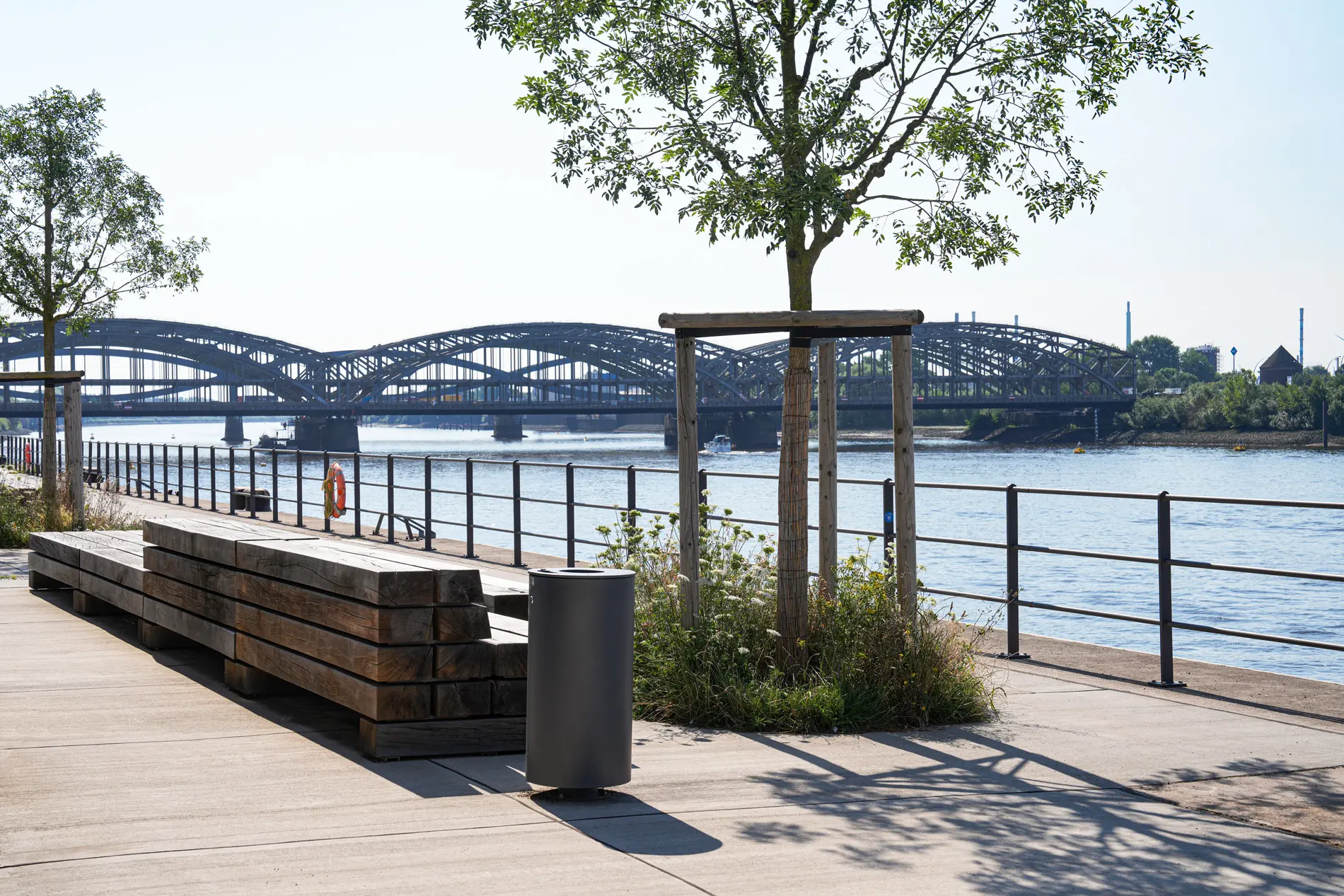 Auszeit mit Blick auf die Elbe – die Promenade am Kirchenpauerkai