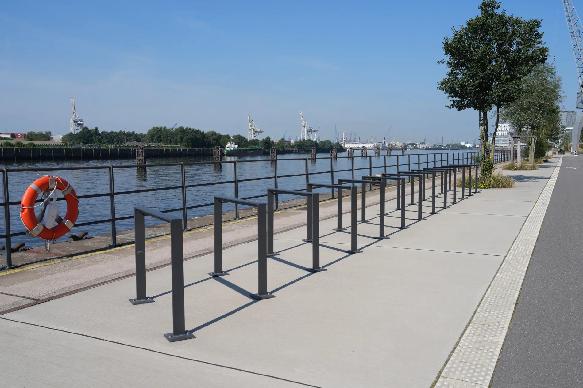 Auszeit mit Blick auf die Elbe – die Promenade am Kirchenpauerkai