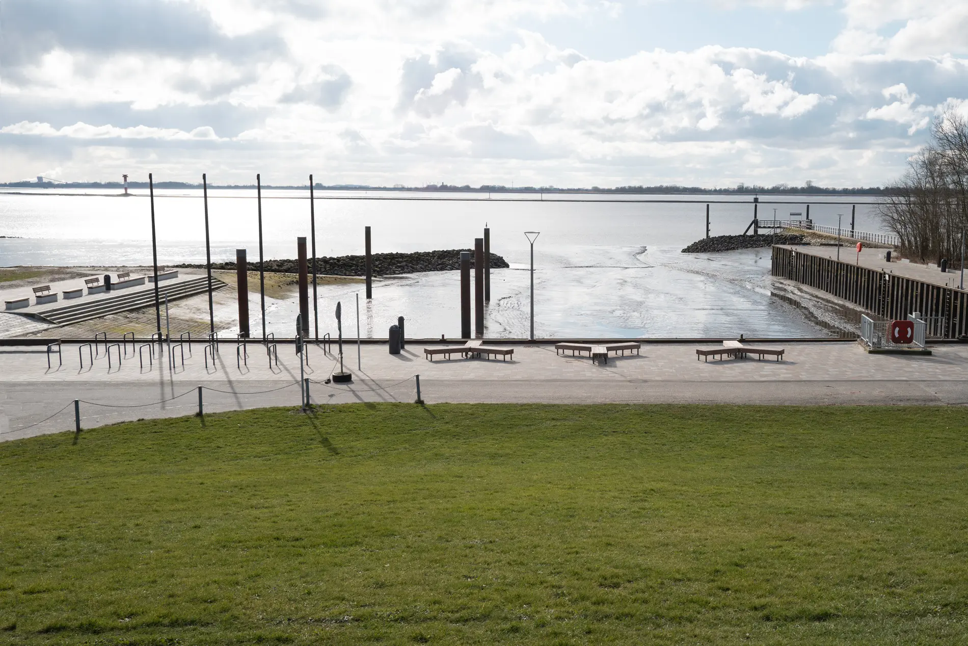 Hafen Kollmar – Formschönes Stadtmobiliar mit Blick auf die Elbe 
