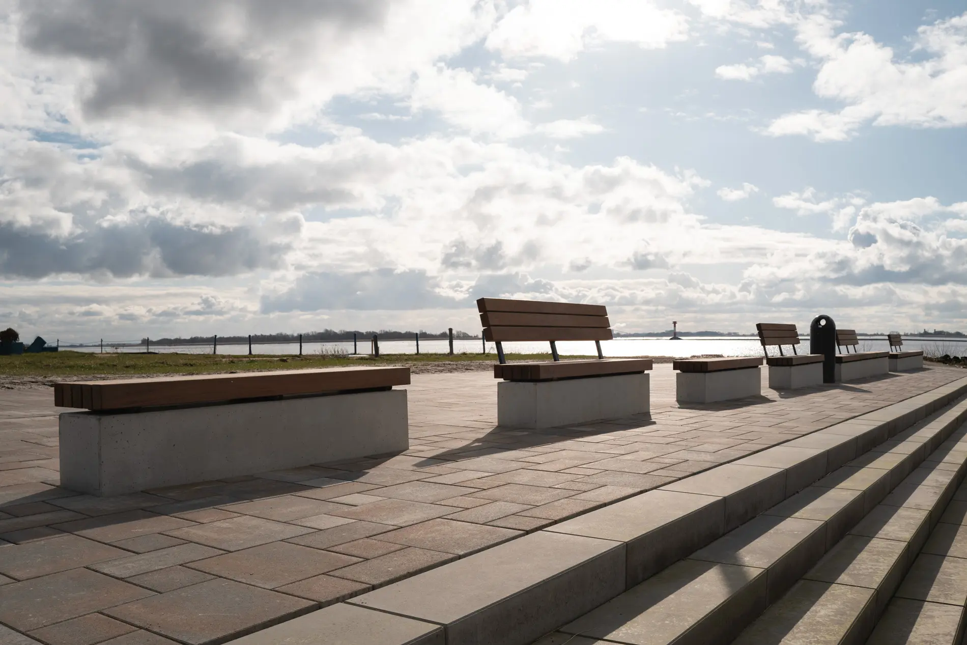 Hafen Kollmar – Formschönes Stadtmobiliar mit Blick auf die Elbe 