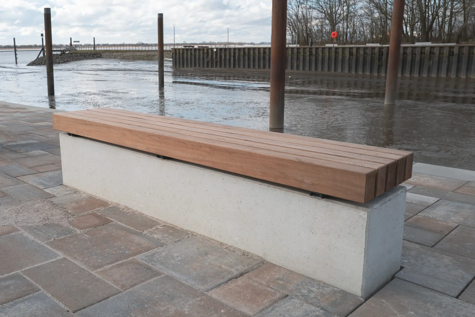 Hafen Kollmar – Formschönes Stadtmobiliar mit Blick auf die Elbe 