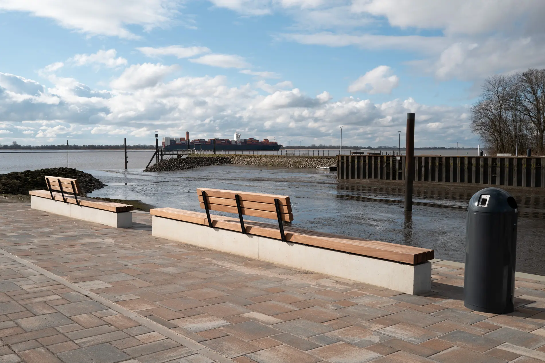 Hafen Kollmar – Formschönes Stadtmobiliar mit Blick auf die Elbe 