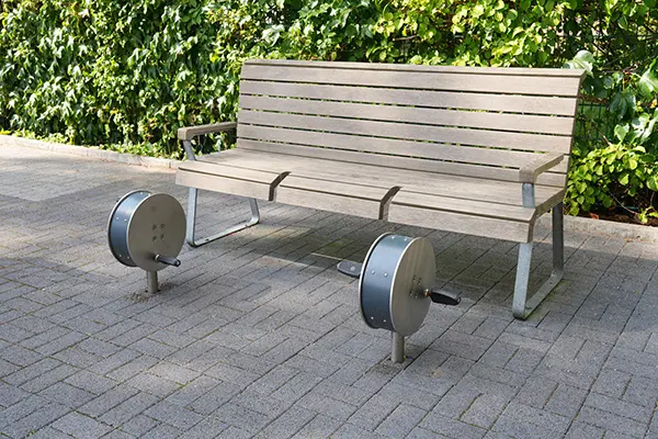 Ruhebank mit Aussparungen und Radtrainer