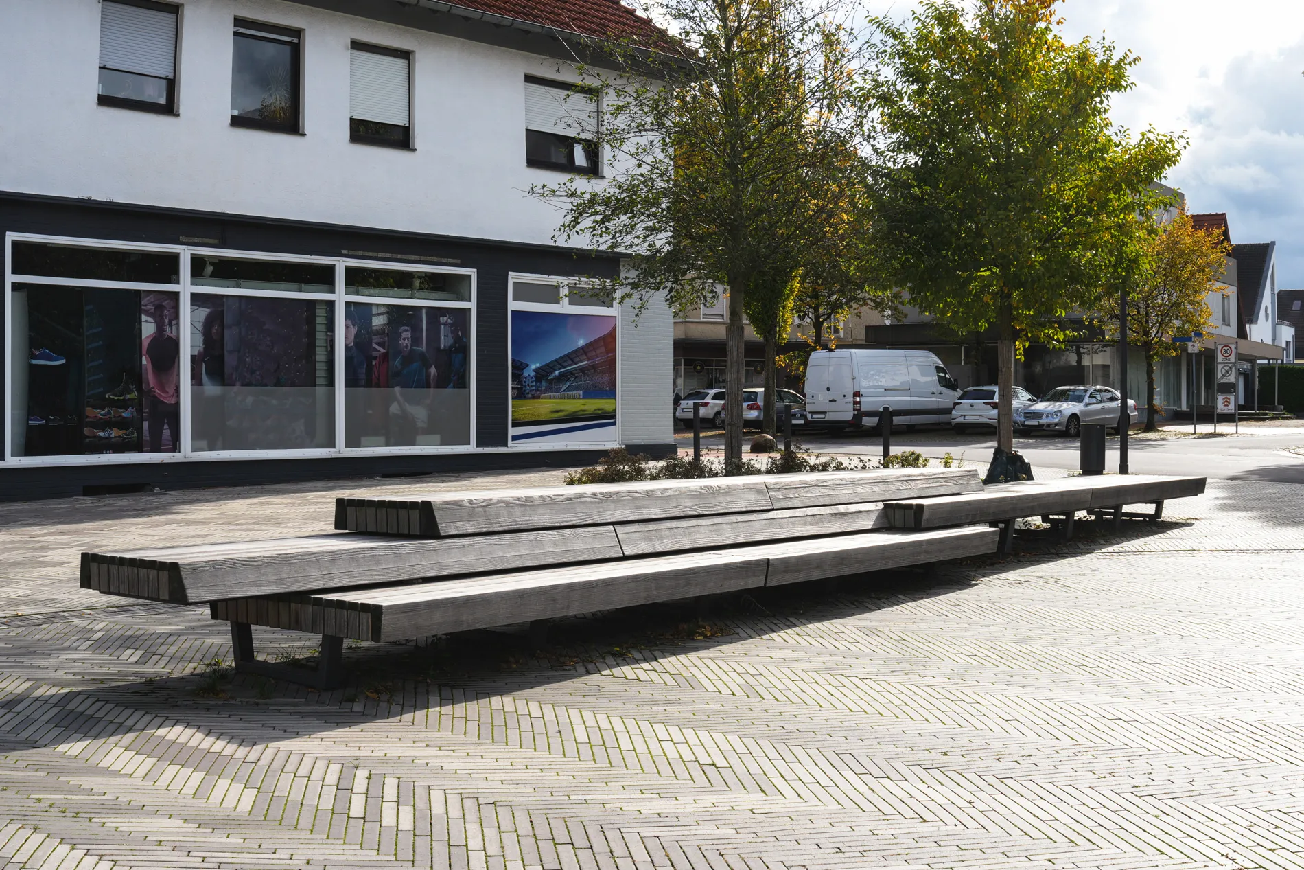 Schienenlehne – die Bank Sitztribüne mit verschiebbarem Rückenteil 